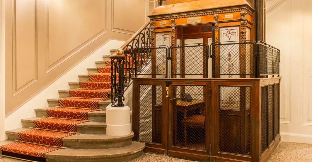 58a2db66e57df_hotel-oceania-metropole-montpellier-ascenseur-ancien-business-corner.jpg
