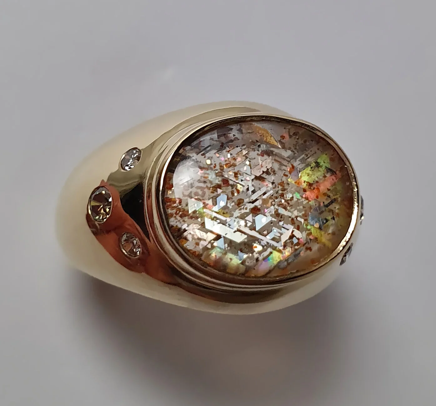 RLR-8 Oval Rainbow Lattice Gold Ring with Diamonds