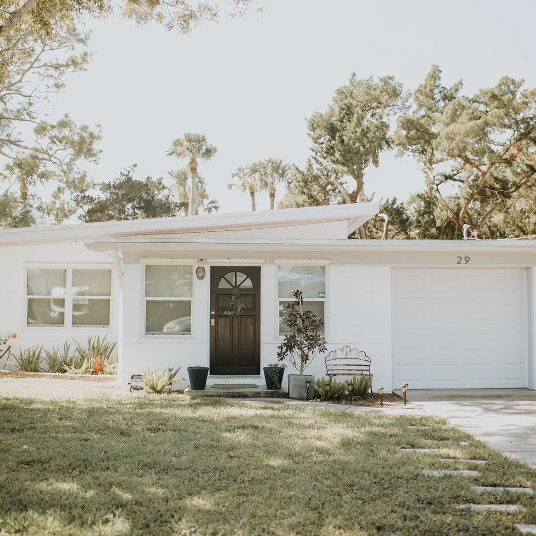#midcenturyhome #midcenturymodern
i love #whitehouses 

photos by jenna alexander