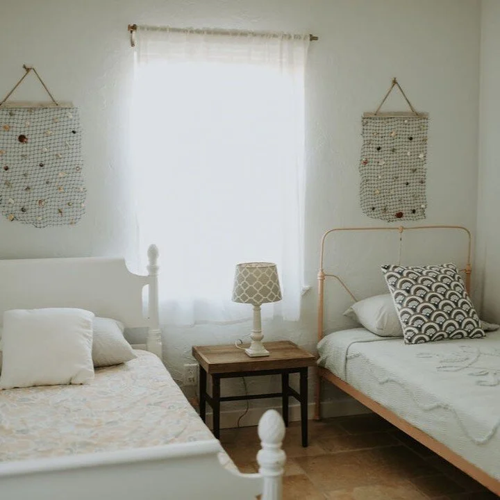 #twinbeds #vintagefurniture
#midcenturyhome #guestroom 

photos by jenna alexander