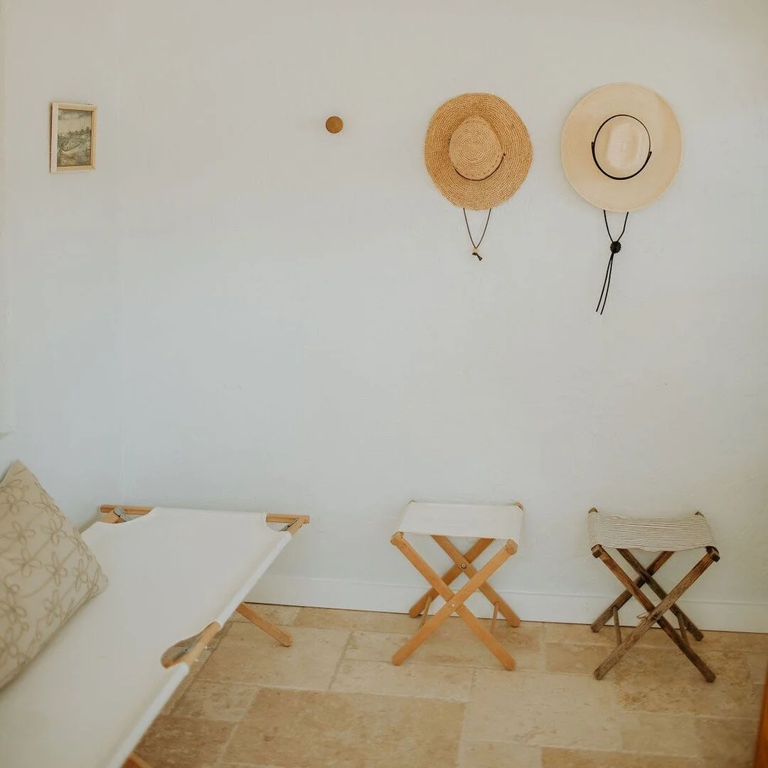 #diningrooms #simplelivinglifestyle 
I like using folding cots in #sunrooms 

photos by jenna alexander