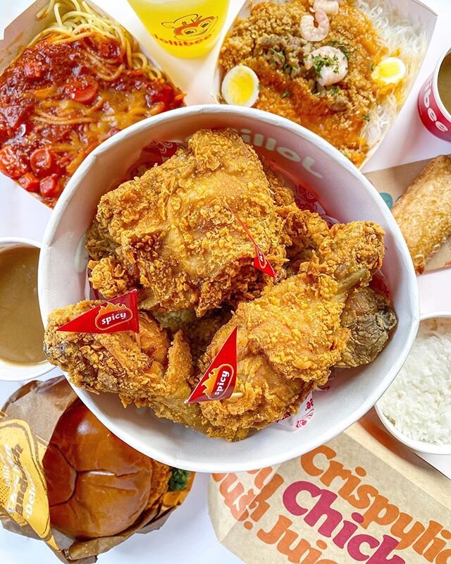 I am SO excited that @jollibeeus has finally opened up a location downtown! For those of you unfamiliar with the brand, Jollibee is a Filipino 🇵🇭 restaurant known for its 𝗜𝗡𝗖𝗥𝗘𝗗𝗜𝗕𝗟𝗬 𝗧𝗔𝗦𝗧𝗬 𝗖𝗛𝗜𝗖𝗞𝗘𝗡𝗝𝗢𝗬 dish, which is fried chi