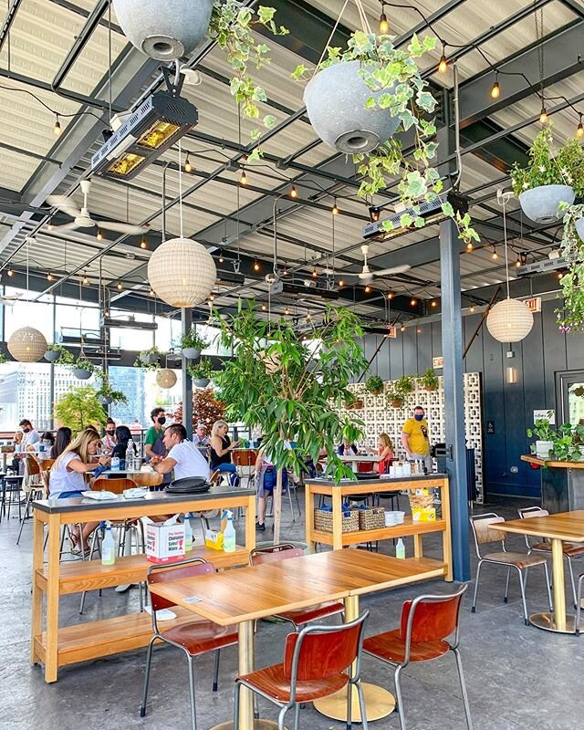 The absolute perfect rooftop bar for socially distanced hanging! Tucked away above @_pacificstandardtime in River North, the Laurel Room is a drop dead gorgeous, newish space specializing in refreshing cocktails and delicious light bites. It&rsquo;s 