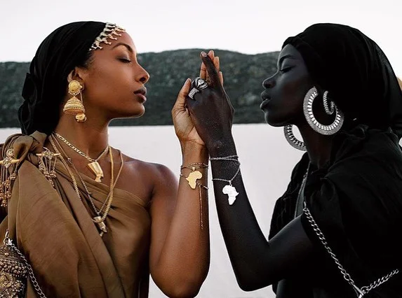 I hope you surround yourself with people that make you feel good enough. If you think someone’s shirt is cool, tell them! If you think your friend is beautiful, tell them! If you love someone’s art, tell them! Speak goodness into the world, it is time to stop suppressing kind thoughts. 🧡
photo: @mainik.co