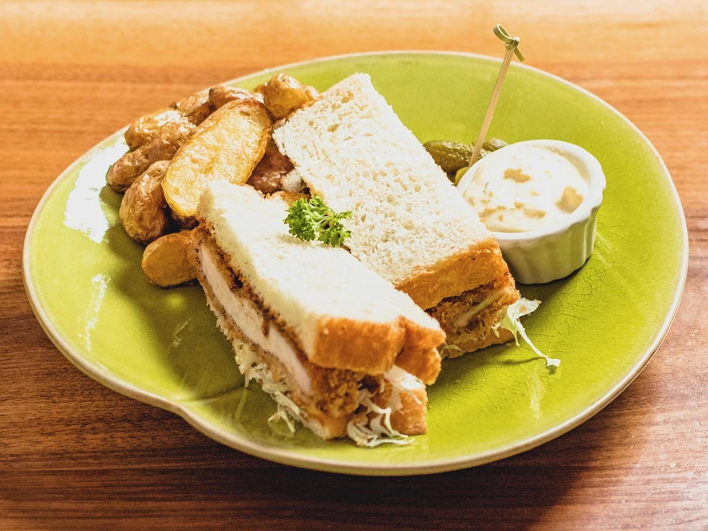 🍴Dive into our mouthwatering Katsu Sandwich at @hi_collar 🥪🥔 Indulge in Morokoshi pork katsu nestled between fluffy milk bread, served with crispy potato wedges on the side. 😋
.
.
#HiCollar #KatsuSandwich #FoodieDelight #hicollarnyc #hicollarcoff