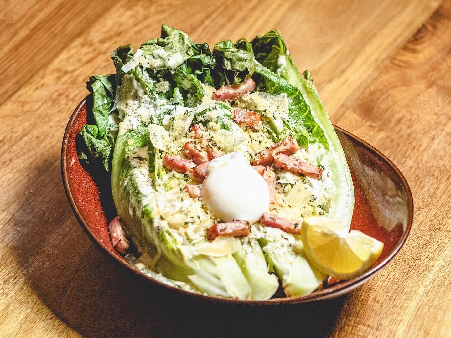 🥗 Indulge in our SLIGHTLY GRILLED ROMAINE SALAD (ロメインレタスのシーザーサラダ) featuring romaine lettuce, crispy bacon, a perfectly poached egg, Parmesan cheese, herb breadcrumbs, and zesty garlic-anchovy mayo! 
🌙Explore our enticing dinner menu and elevate you