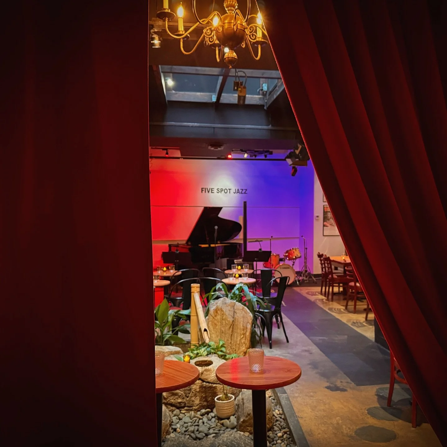 ☀️ During the day, Hi-Collar is a Western-inspired Japanese caf&eacute; (kissaten), known for ☕️ siphon coffee and a classic kissaten-style menu. @hi_collar
🌙 At night, it transforms into Five Spot Jazz. 🎷 Live jazz, great vibes, food, and drinks. 