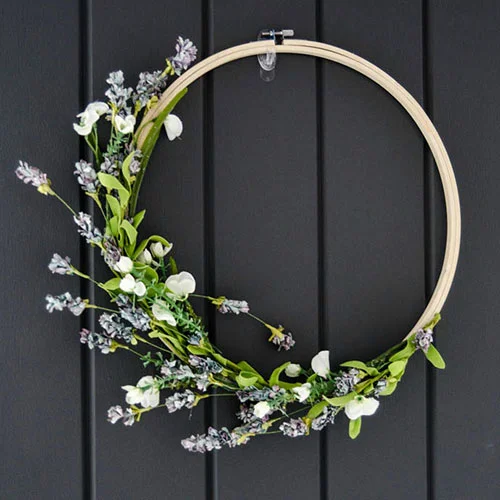 DIY Spring Hoop Wreath tutorial from LEMON thistle