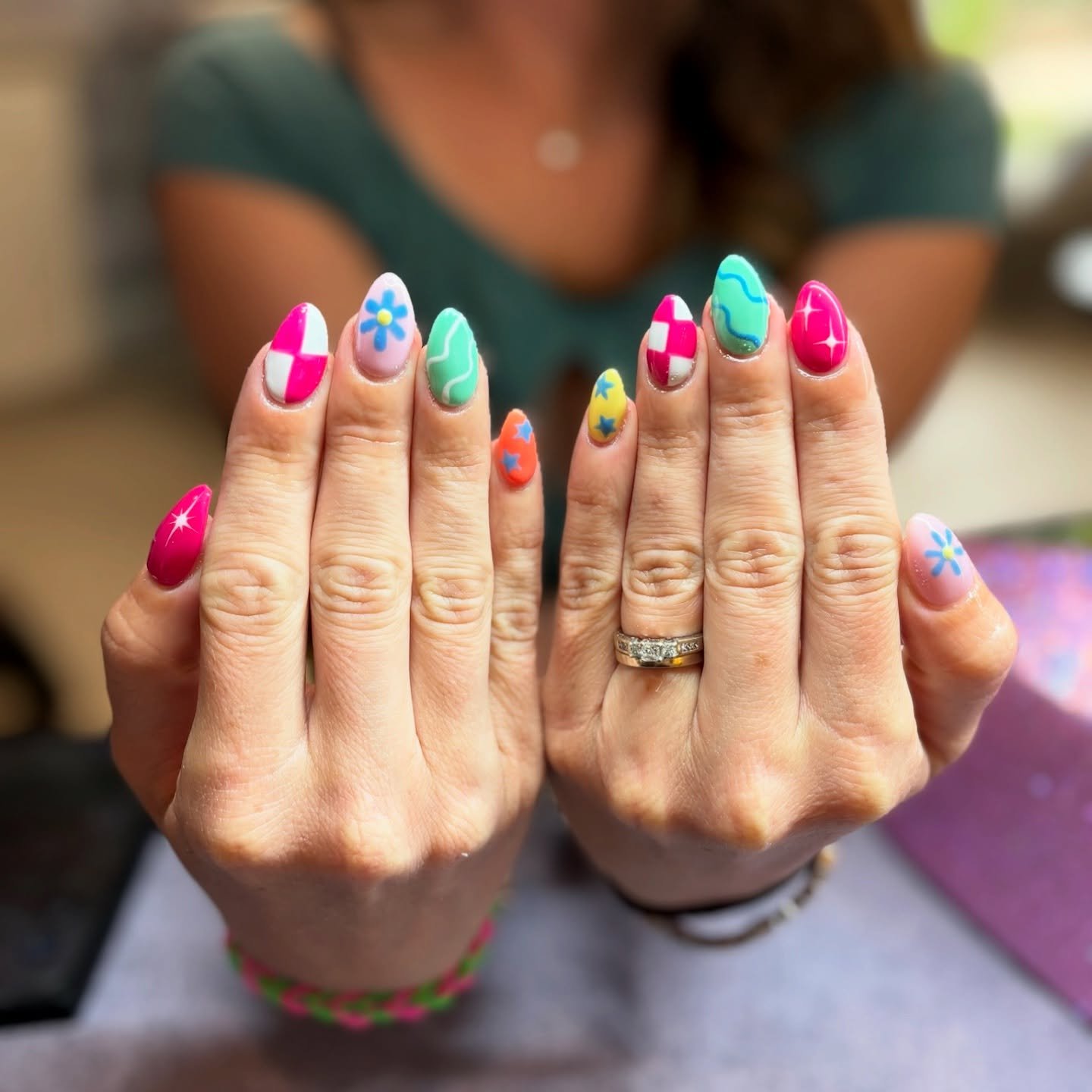 Raise your nails if you&rsquo;re vacation ready!  Don&rsquo;t forget about the fun parts of vacation prepping! 

#willowcreeksalon #acrylic #acrylicnails #nailart #summernails #vacanails #sylvania 

Acrylic and nail art by Emma.