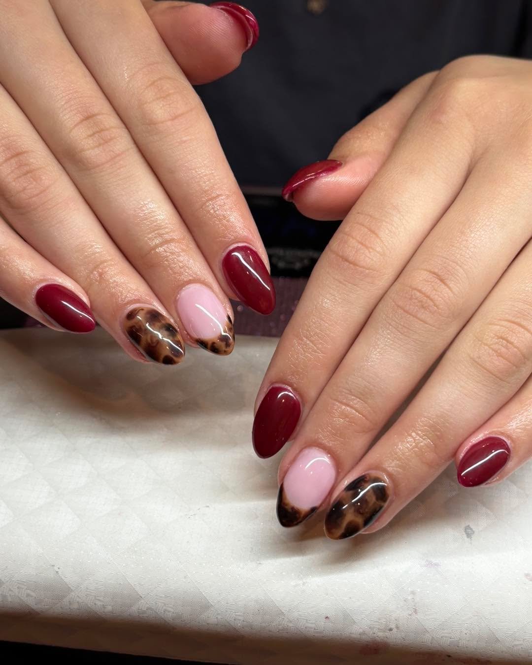 ✨NAIL GOALS! ✨ 
We are obsessed with this fierce acrylic set! A perfect combo of deep burgundy, glossy nude pink, and bold tortoiseshell accents - giving classy and wild at the same time! 🔥

💅🏼 shape: almond
💖style: luxe, modern, and statement-ma
