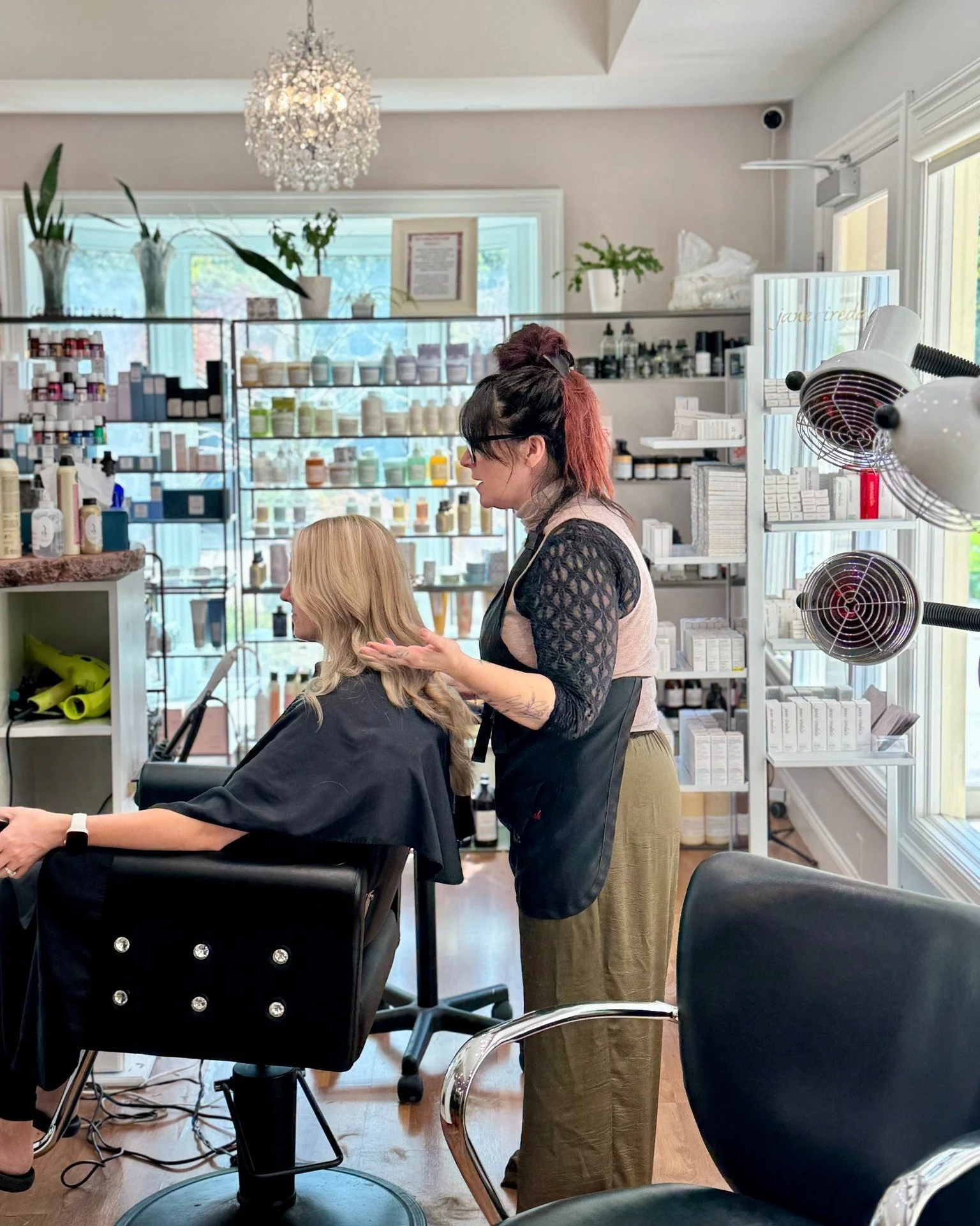 When your hair is done, but Christy's still in the middle of a story 💁&zwj;♀️

#spillthetea #hairstylist #clientlove #willowcreeksalon #sylvaniasalon #toledosalon #toledohairstylist