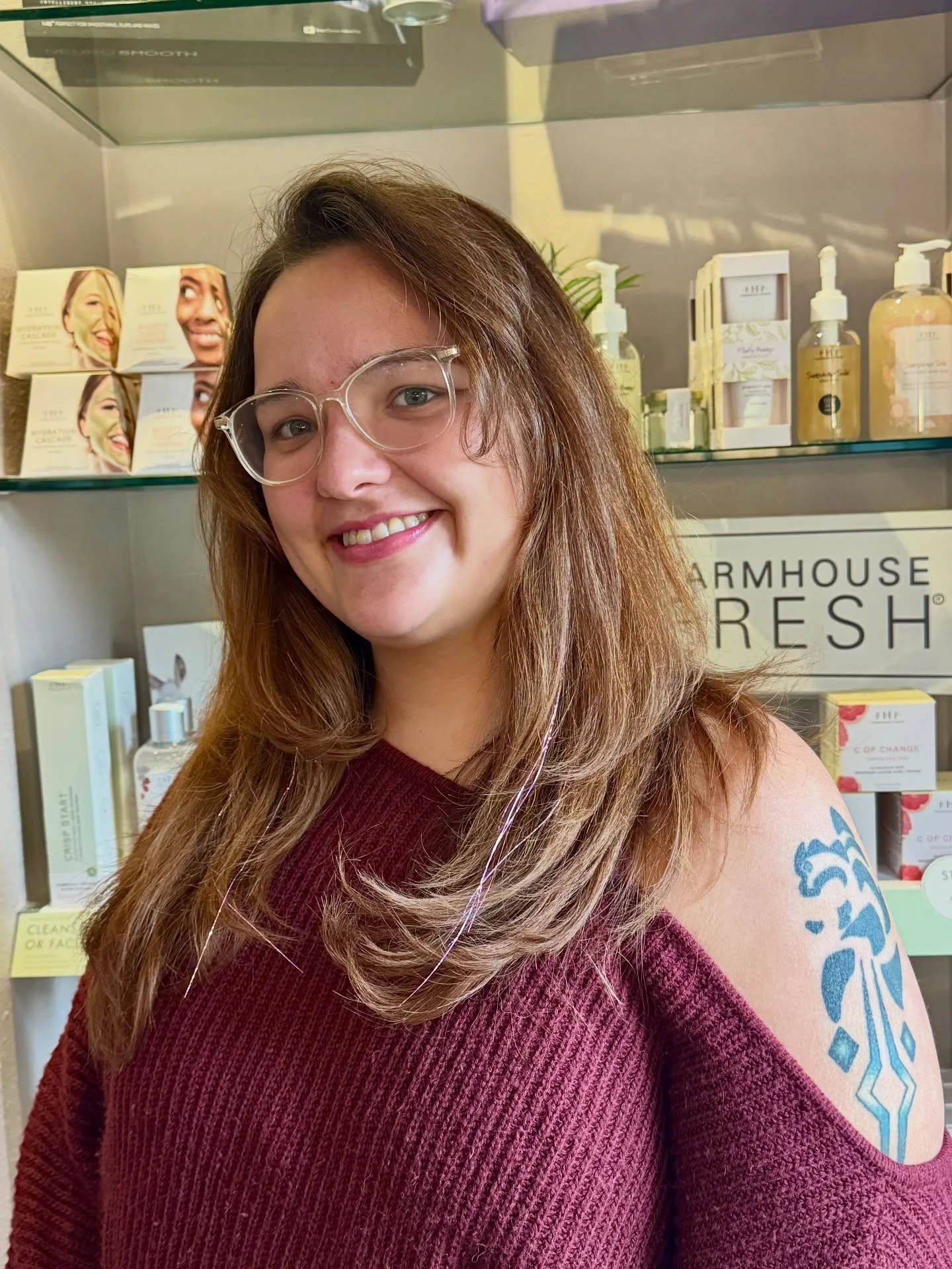 Elizabeth wanted to spice up her hair without adding hair color. Enter tinsel ✨ The delicate strands of sparkle were the perfect accompaniment to her haircut with Christy. With a light layer of Mirabella&rsquo;s Sleek lipgloss and she was truly ready