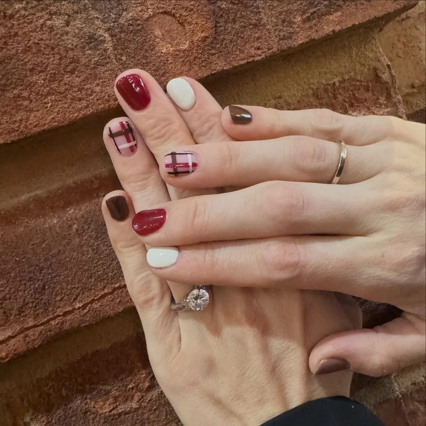 What season are your nails showing off? Autumn gel manicure inspired by @burberry classic colors. #willowcreeksalon #gelmanicure #gelmani #burberry #burberrynails #sylvania