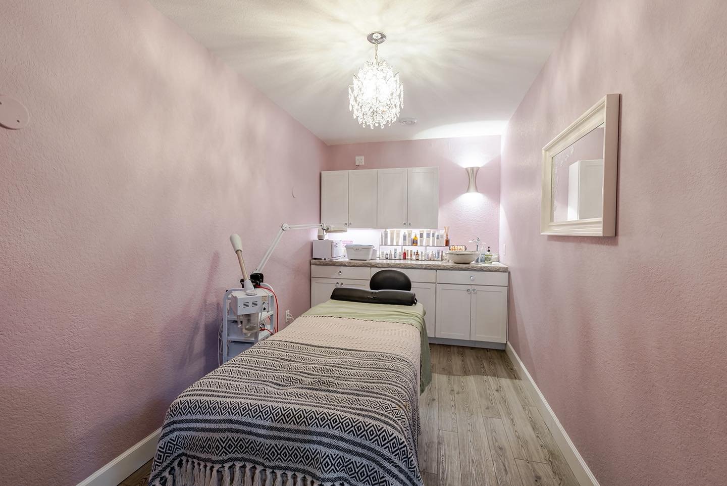 The spa is calling! Our space is perfect for body, soul, and skin! Schedule your services and get that relaxation in before all the holiday craziness. 🧖&zwj;♀️❣️🎁

#sylvaniasalon #toledosalon #sylvania #sylvaniabusiness #willowcreeksalon #willowcre