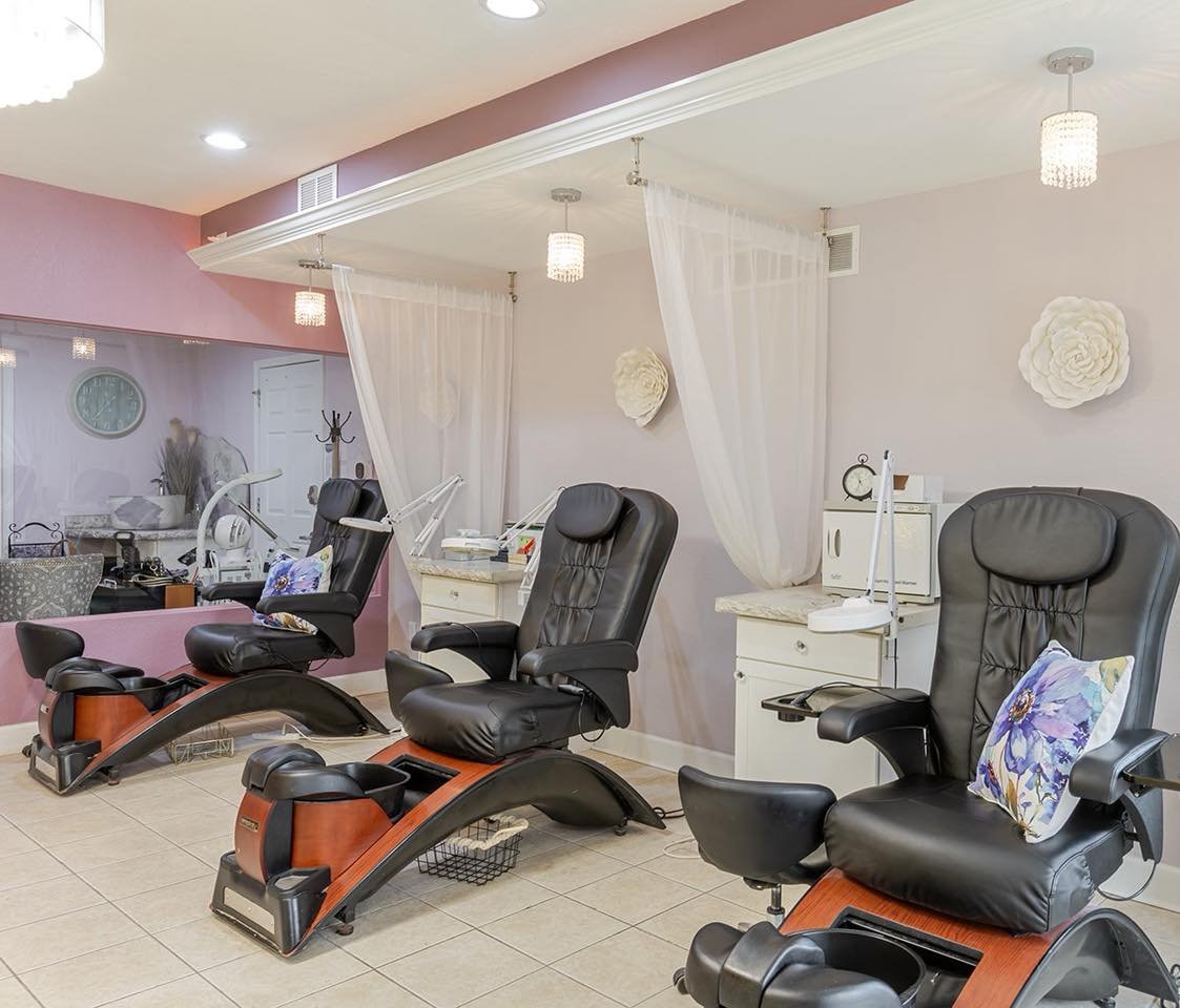 ✨ SPECIAL &ndash; TWO DAYS ONLY! ✨
Treat your feet to a little TLC 👣
$25 Express Pedicure
Available with Tisha or Cayla
January 16 &amp; 17, 2026