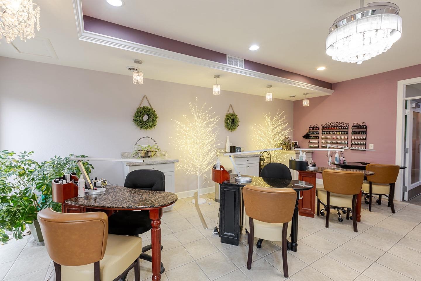 Only two more days to take advantage of our $35 gel manicure special! 💅🏼✨
This special is available with Brinklei, Tisha and Cayla. 

call the salon or book online today 📲
419-882-1222

#sylvaniasalon #toledosalon #sylvania #sylvaniabusiness #will