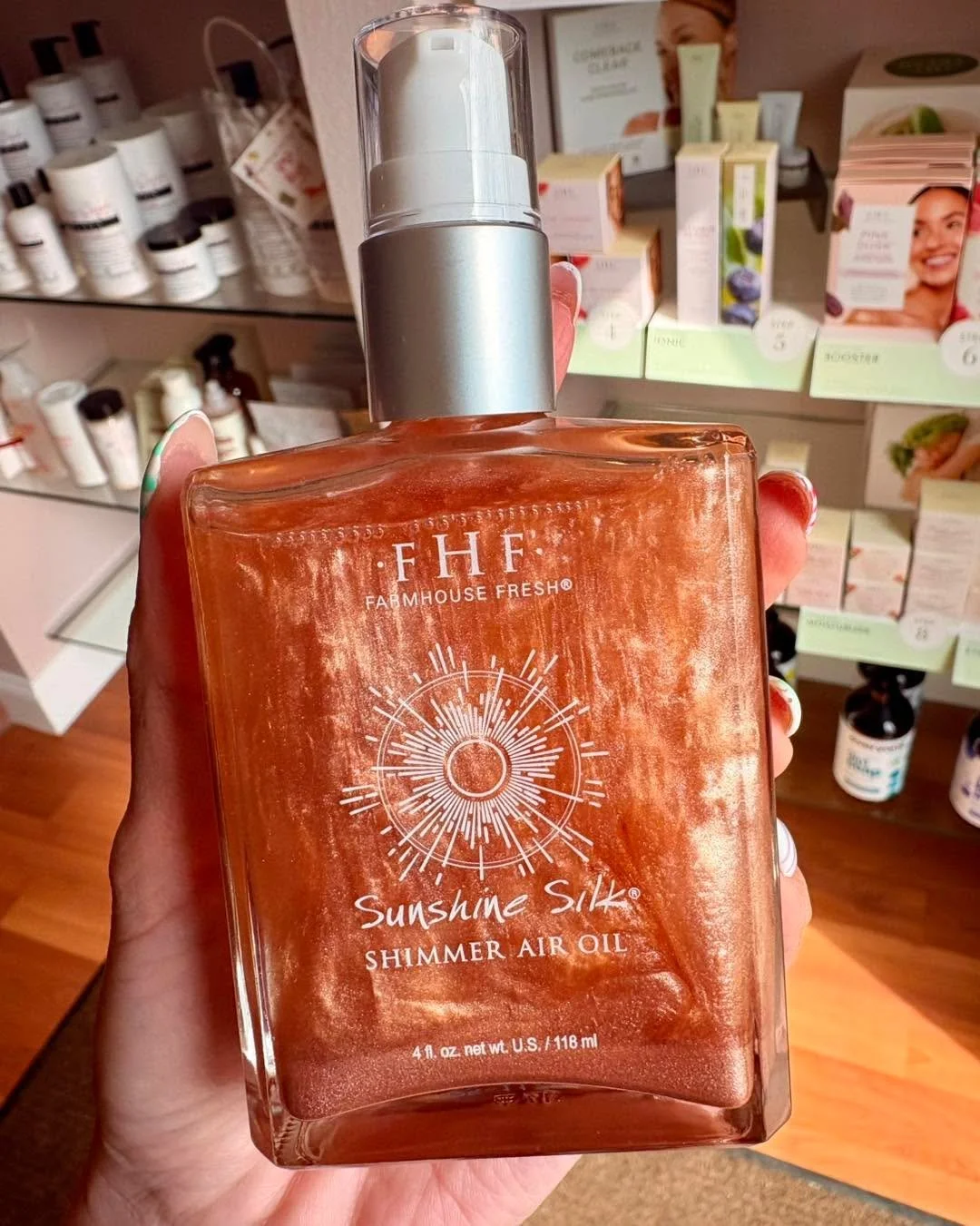 New in our store! Farmhouse Fresh Sunshine Silk Shimmer Air Oil. This light as air illuminator nourishes your skin, and is infused with a touch of rose gold illumination for a touchably soft supple glow. 🌟

#farmhousefresh #shimmerairoil #sylvaniasa
