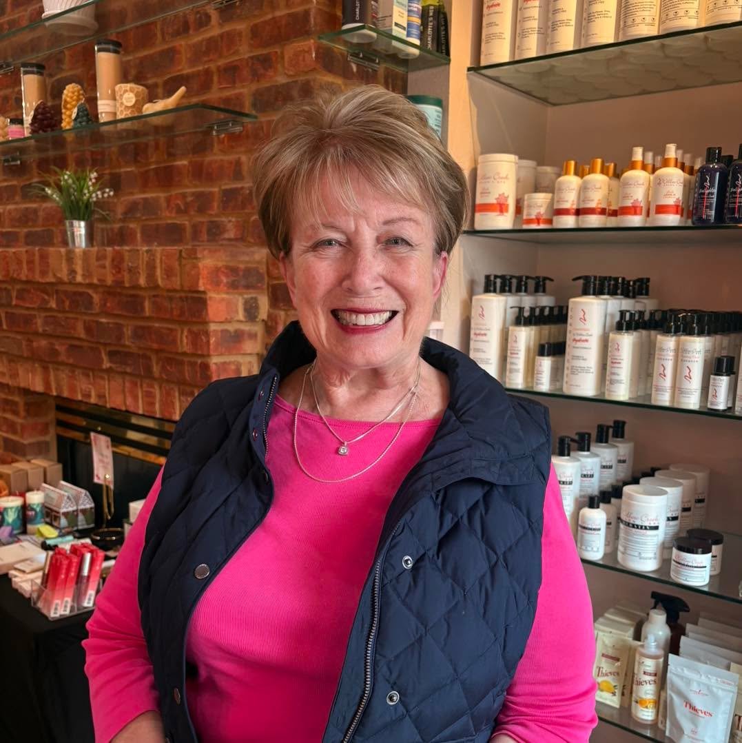 Fresh, effortless, and full of movement ✂️✨
These summery highlights and a chic, softly layered cut is all about natural texture and easy styling. A perfect, polished look that still feels relaxed and modern.

Proof that a great cut can do it all 💁&