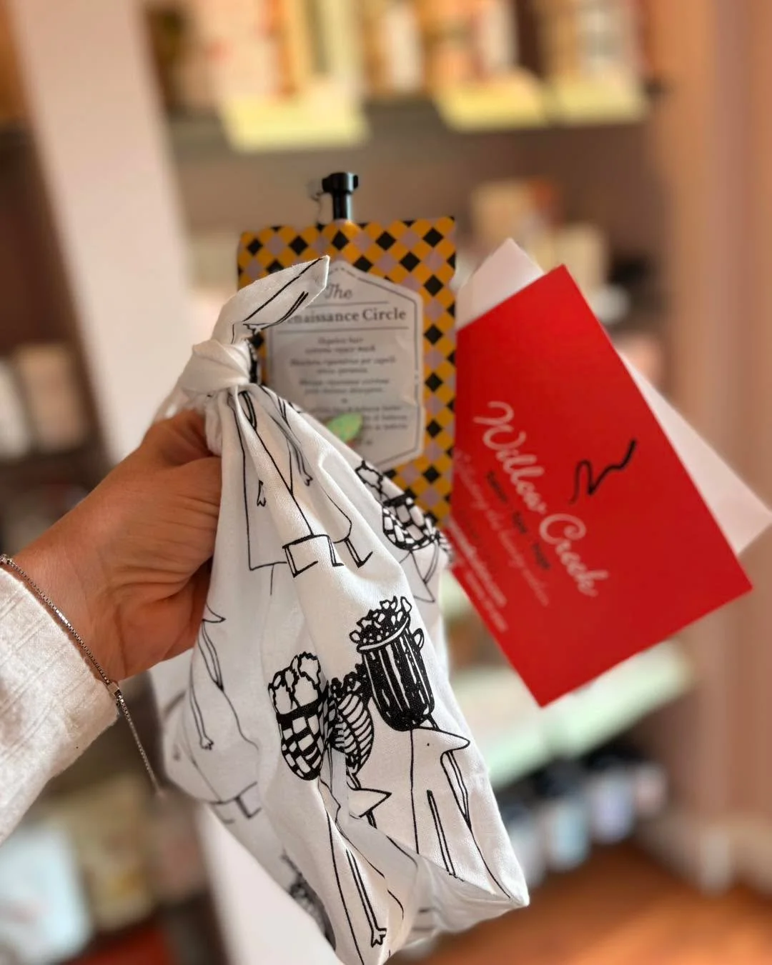 Psst .. your mom told me this is what she wants for Mother&rsquo;s Day! Receive a free gift with the purchase of a $100+ gift card.

#sylvaniasalon #toledosalon #sylvania #sylvaniabusiness #willowcreeksalon #willowcreek #salongiftcard #free #gift #wi