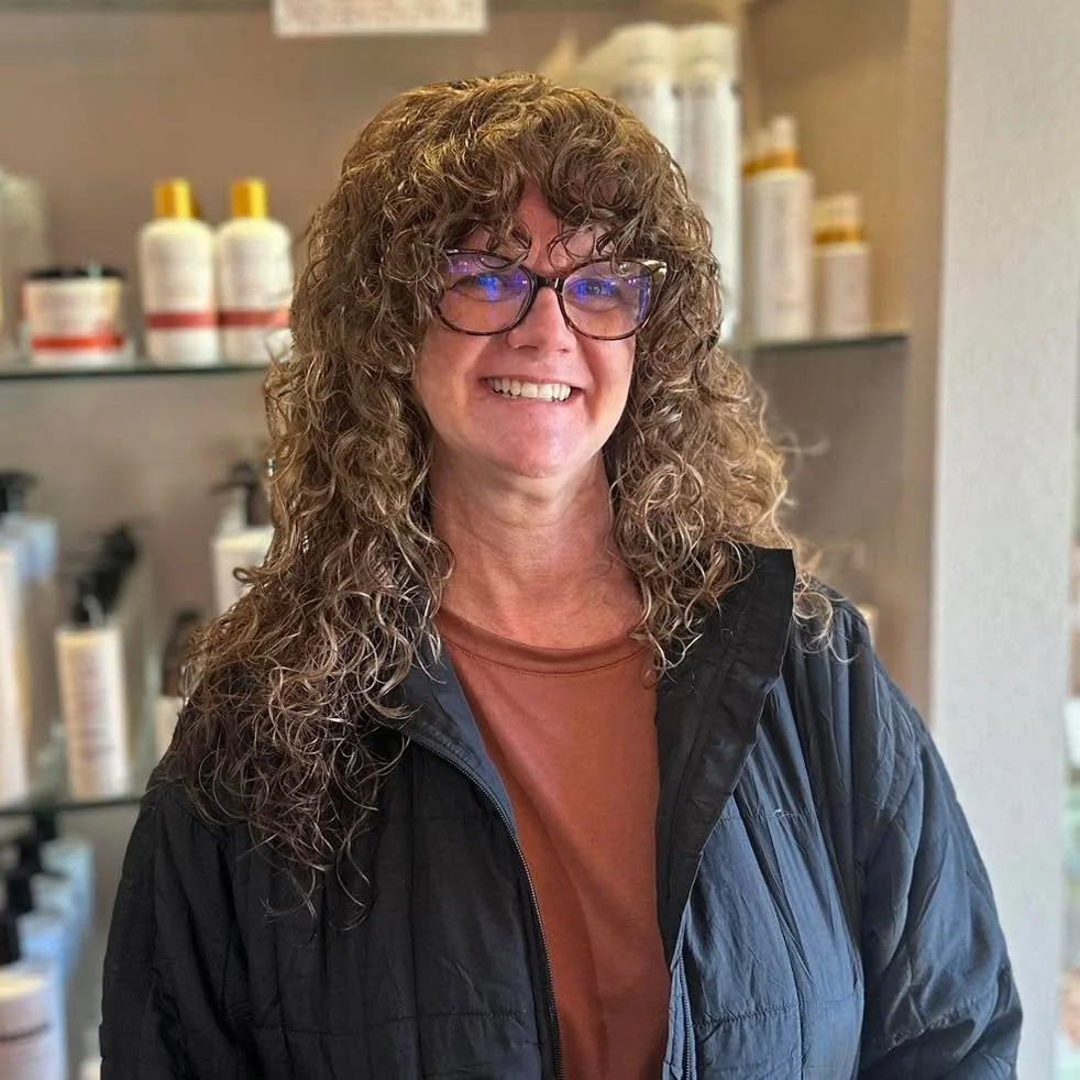 Talk about the curly cut of our dreams!! 🤩

#sylvaniasalon #toledosalon #sylvania #sylvaniabusiness #willowcreeksalon #willowcreek #curlyhair #curlycut #curlybangs