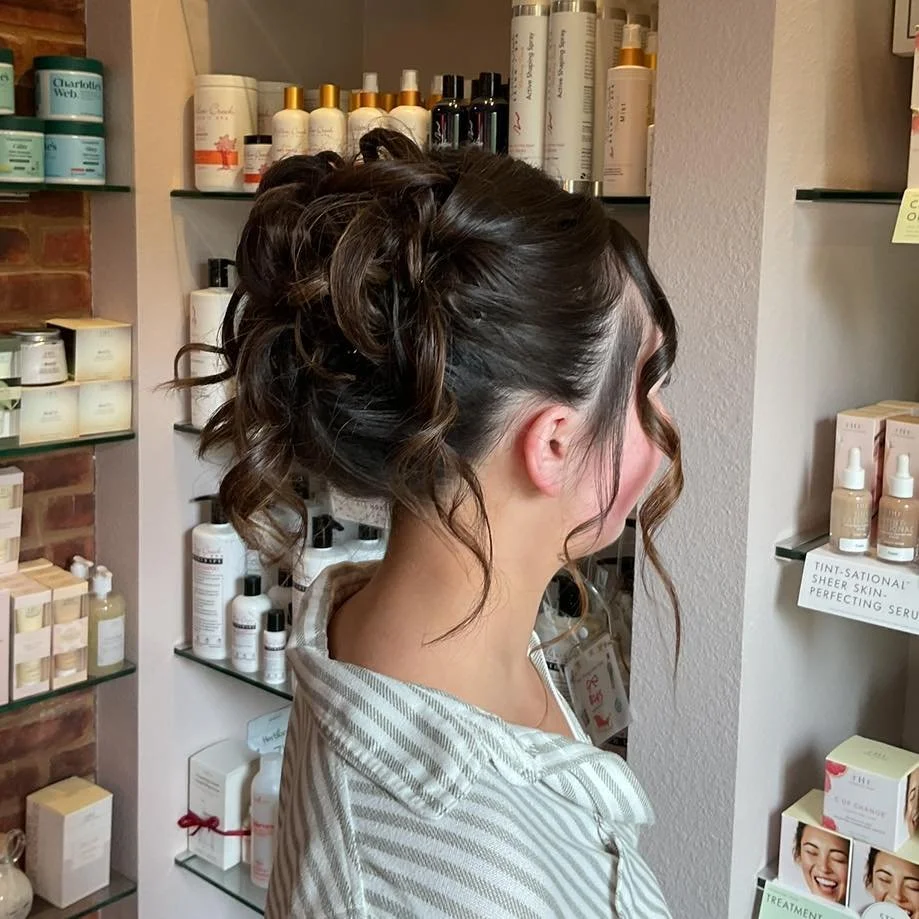 Soft curls, pinned perfection ✨ 
The kind of updo that lasts all night. 
We have availability tomorrow for updos! 

#weddingseason #promseason #sylvaniasalon #toledosalon #sylvania #sylvaniabusiness #willowcreeksalon #willowcreek