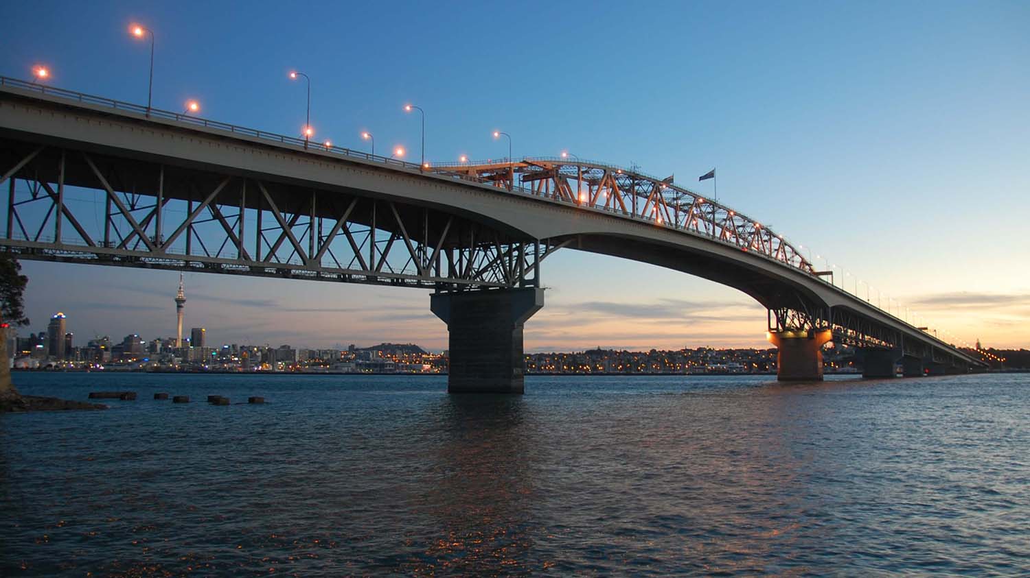 Auckland_Harbour_Bridge_Sunset.jpg