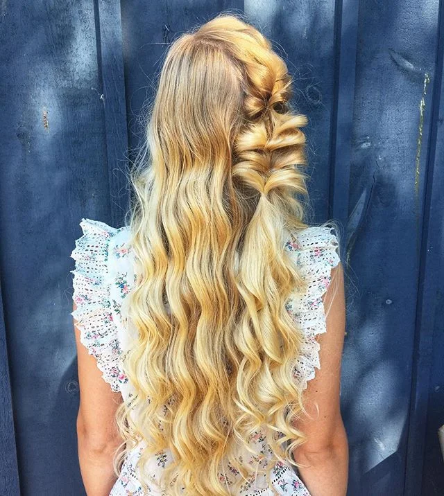 Loving the blonde against blue 😍 •
•
•
•
•
#hairfashionandbridal #bohostyle #boho #blonde #curls #saloncentric #modernsalon #behindthechair #ittakesapro #cosmoprofbeauty #dahair #beyondtheponytail #beautylaunchpad
