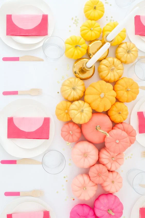 Calabazas de colores estilo ombre. Via Oh Happy Day