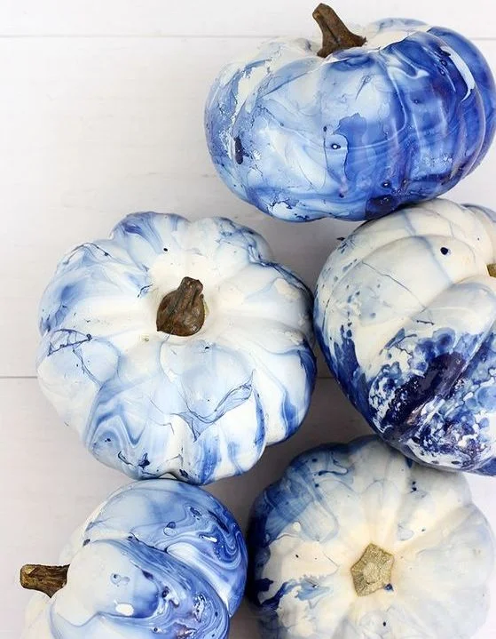 Calabazas pintadas de azul para dar el efecto de mármol | Via Alice and Lois