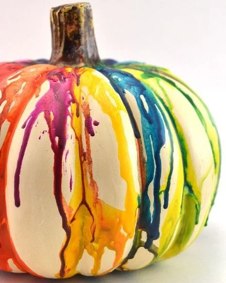 Calabazas decoradas con crayones derretidos | Via Dream A Little Bigger