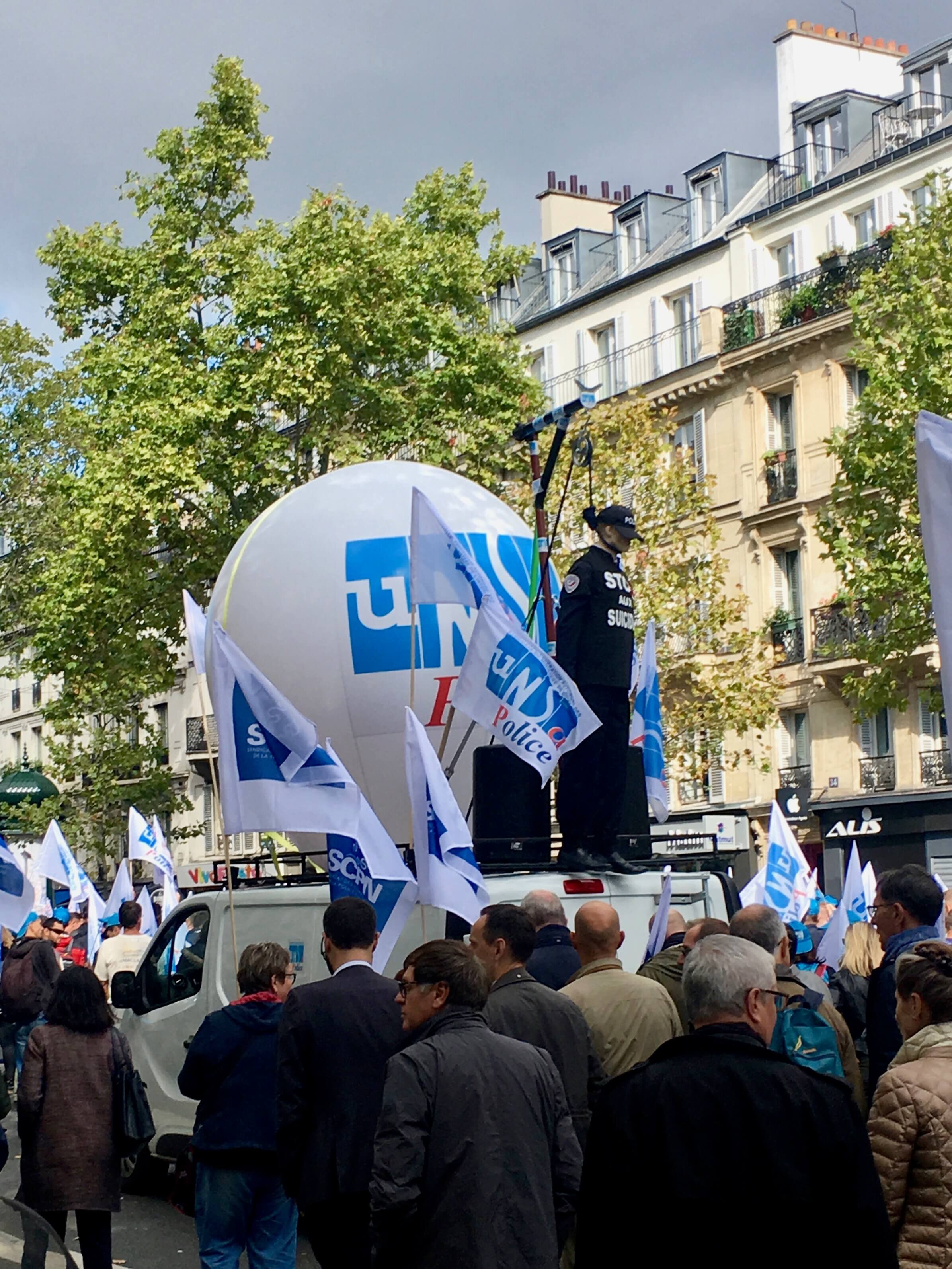 An Angry Shade of Blue in France’s (Real) Great Debate