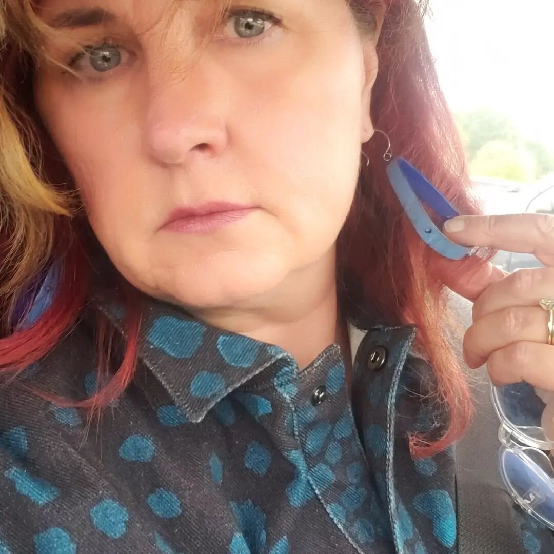 Spending a lot of time waiting my car today...so what else do you do but try to take selfies. 
.
I was reflecting on how long I have had these earrings and how much I have enjoyed them.
I think I made them maybe 8 yrs ago? 
.
They are big and bold-ju