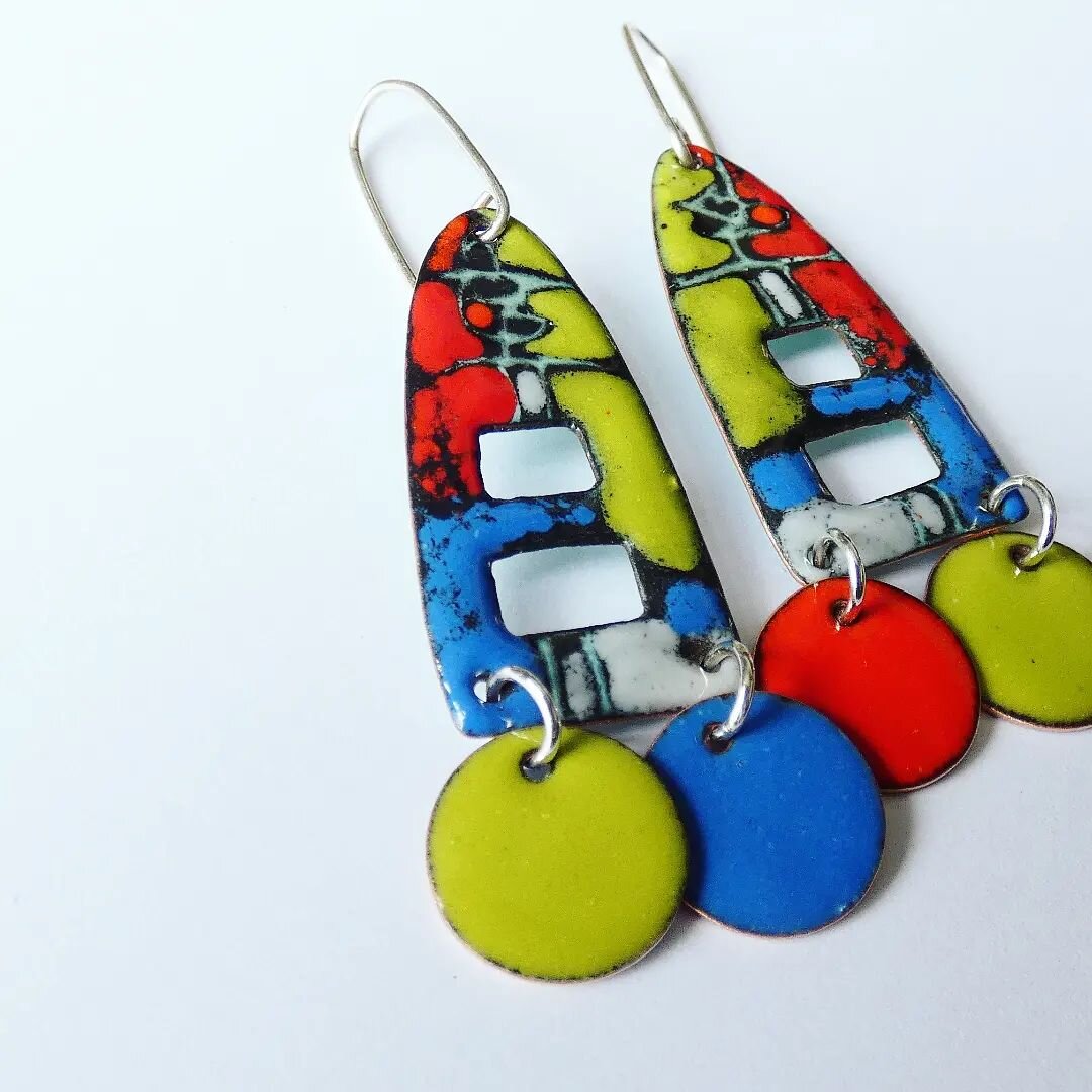 Wilber earrings with dots
.
An old shape with a lot of big color.
.
Black dress? White blouse? So many ways to wear these.
.
.
.
#handcraftedjewelry #jewellry #enamelearrings #enameling #earrings #handmadeearrings #slowmade #artistmade #artjewelry #a
