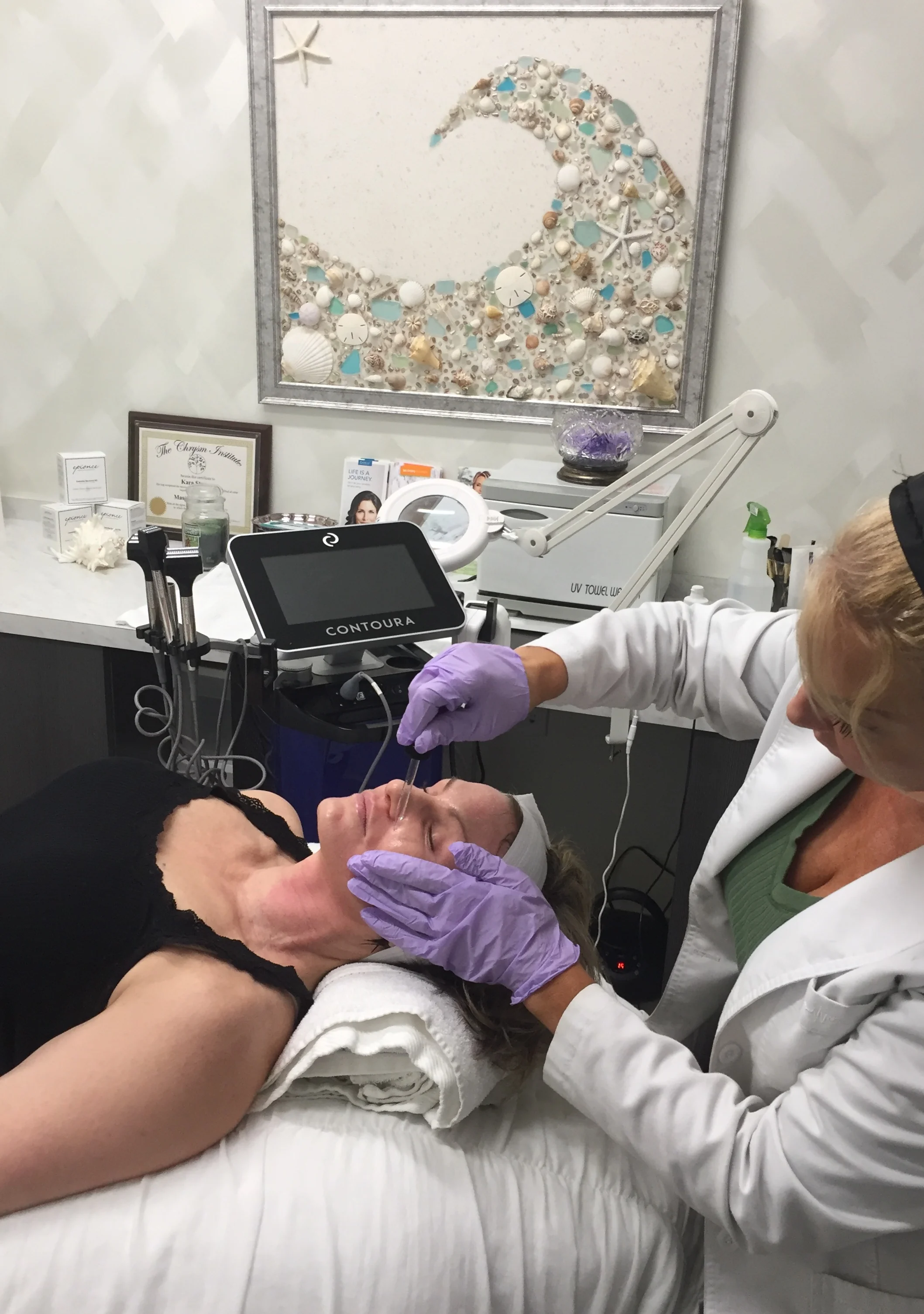 Application of the numbing gel.