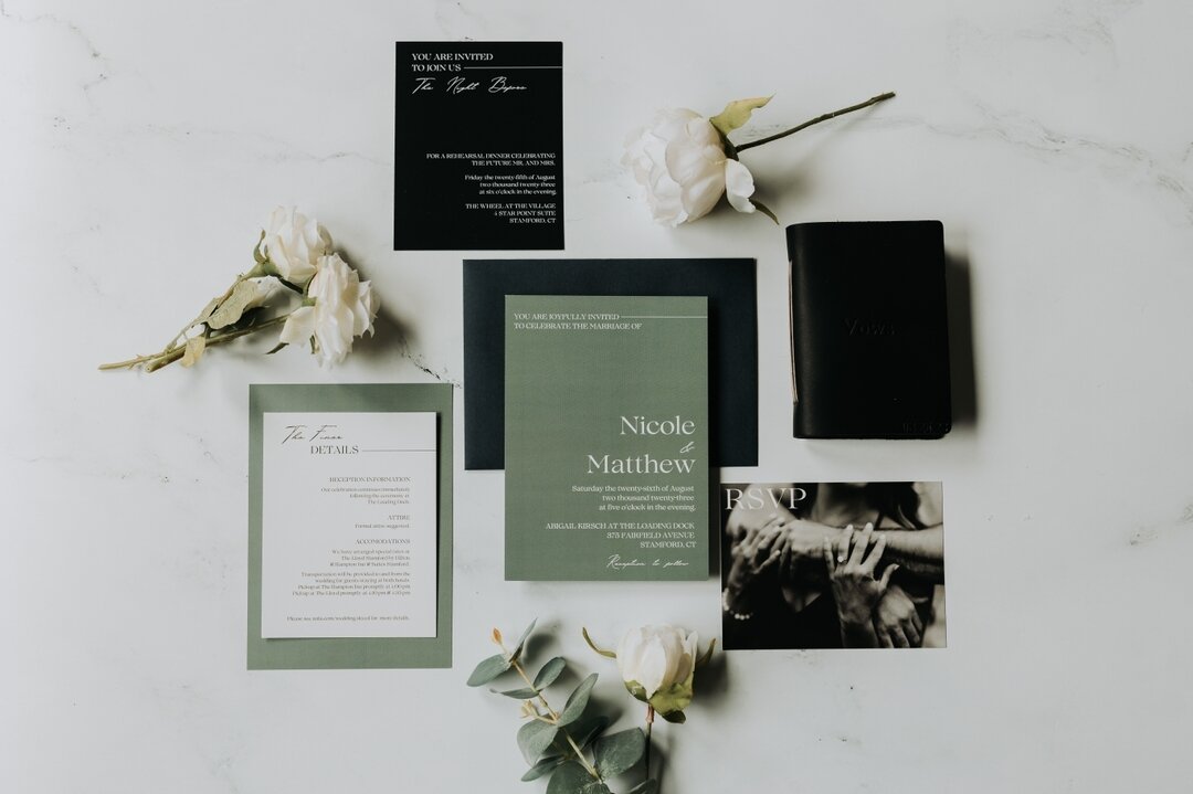 A stunning green colorway for Matt and Nicole with a few words of encouragement for our groom in the second picture!⁣

Venue @loadingdockevents 
Bride @nbrievs3 
Groom @mdiesel64
Planner @jordanmichelleevents
Florist @sbblooms
Photographer @laurenobr