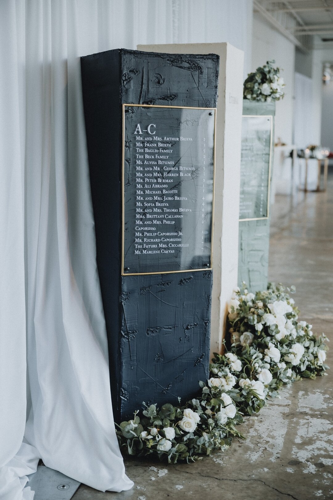 Seating charts &amp; tablescape details are some of our favorites! Not only do the details bring everything together but they can be as personal, attention grabbing or as simple as you want!⁣

Venue: @loadingdockevents
Planner: @jordanmichelleevents
