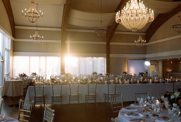 Golden hour to a candlelit walk way into cozy lit tent? Yea, that&rsquo;s our kind of glow up.
⠀⠀⠀⠀⠀⠀⠀⠀⠀
Signage - @shantistudios	
Photo - @nataliemonarphoto  Video - belindavideoproductions	
DJ - @codebleuband  Rentals - @preferredeventsli	
Photoboo