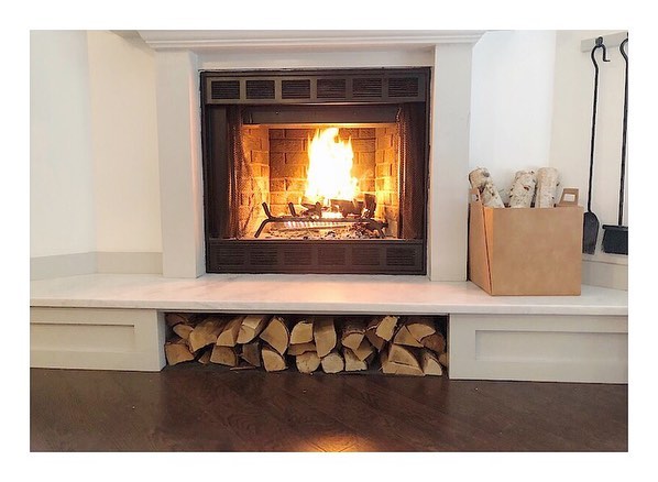 This is one of my favorite home makeovers. I spend so much time in front of the fire, and it&rsquo;s so easy since it has a gas starter + it&rsquo;s wood burning. The best of both worlds!  Swipe right to see the before photos. ⠀⠀⠀⠀⠀⠀⠀⠀⠀⠀⠀⠀⠀ ⠀⠀⠀⠀⠀⠀⠀⠀⠀