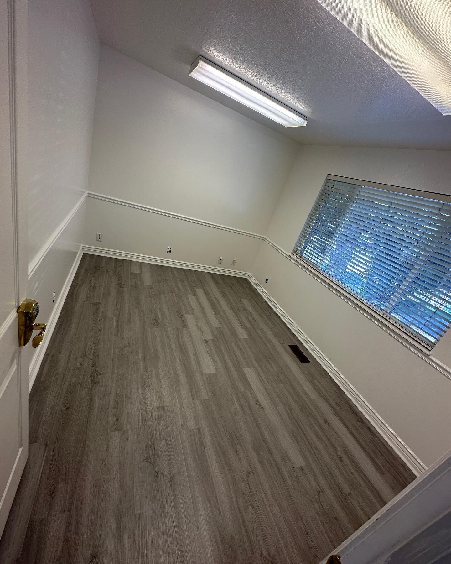 🏢 Room for Rent in Renowned Barbershop 🏢

Are you in the beauty industry and looking for the perfect space to grow your business? Look no further! We have a beautiful room available for rent at our well-established barbershop located in Orem.

🌟 F