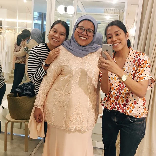 The best kept secret of a confident & happy bride: Choose a dress style that best compliments your shape, style and personality. Your confidence and happiness is a lot more important than people’s validation 🤞🏻
.
Congratulations @nnisa.mo! We grew so close over the past month and we'll genuinely miss working with your carefree and bright soul 💫
.
#madetoorder #madetomeasure #custommade #bespoke #bespokebridal #bridaldress #bridalstyle #bridalstudio #modernbride #bridalfitting #hentakhalal #syapareza
