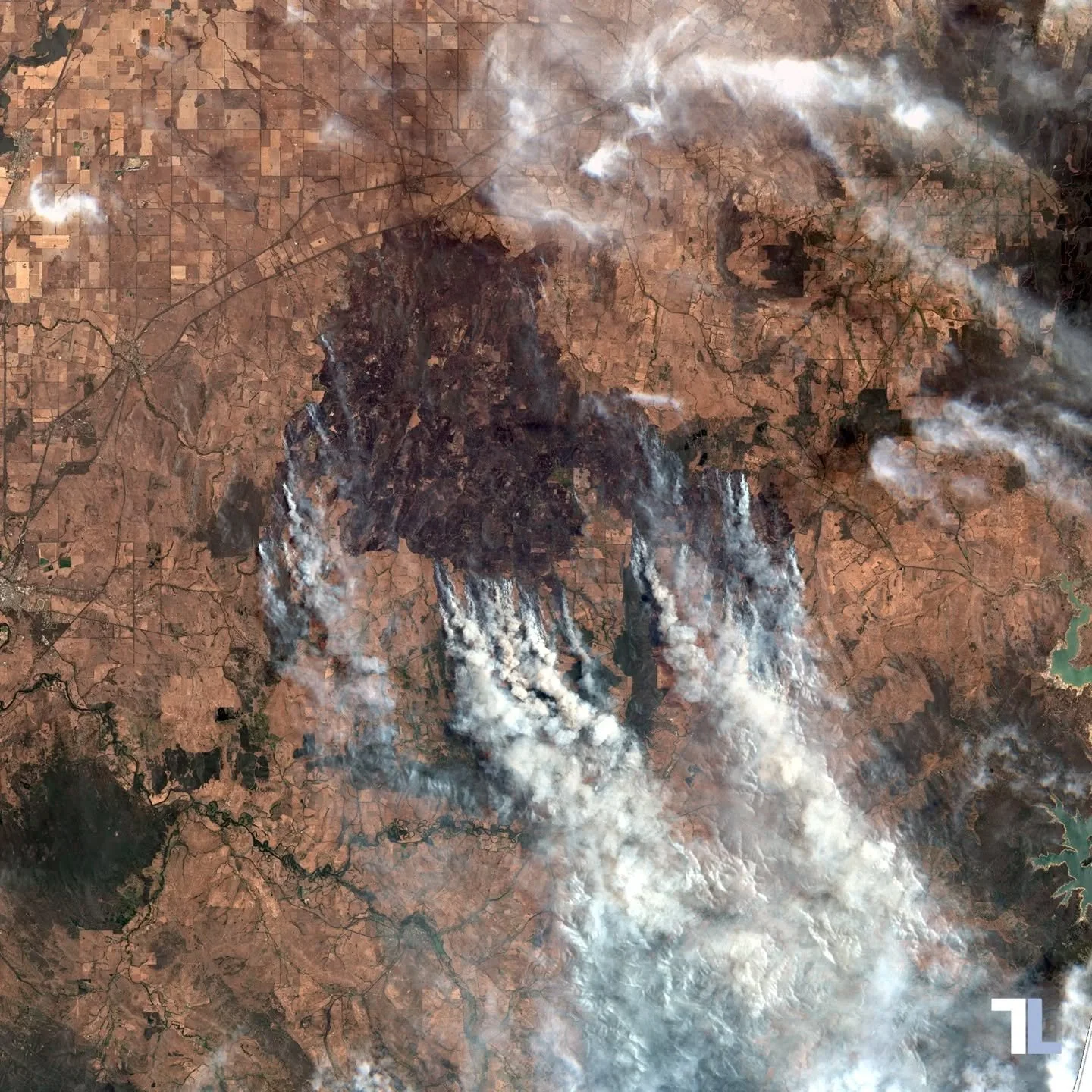 A stark view of Victoria this week, captured from space. This composite was created from Sentinel-2 satellite passes on 9 January 2026 and shows the Longwood fires, with thick smoke plumes and burn scars cutting across farmland and forests. During a 