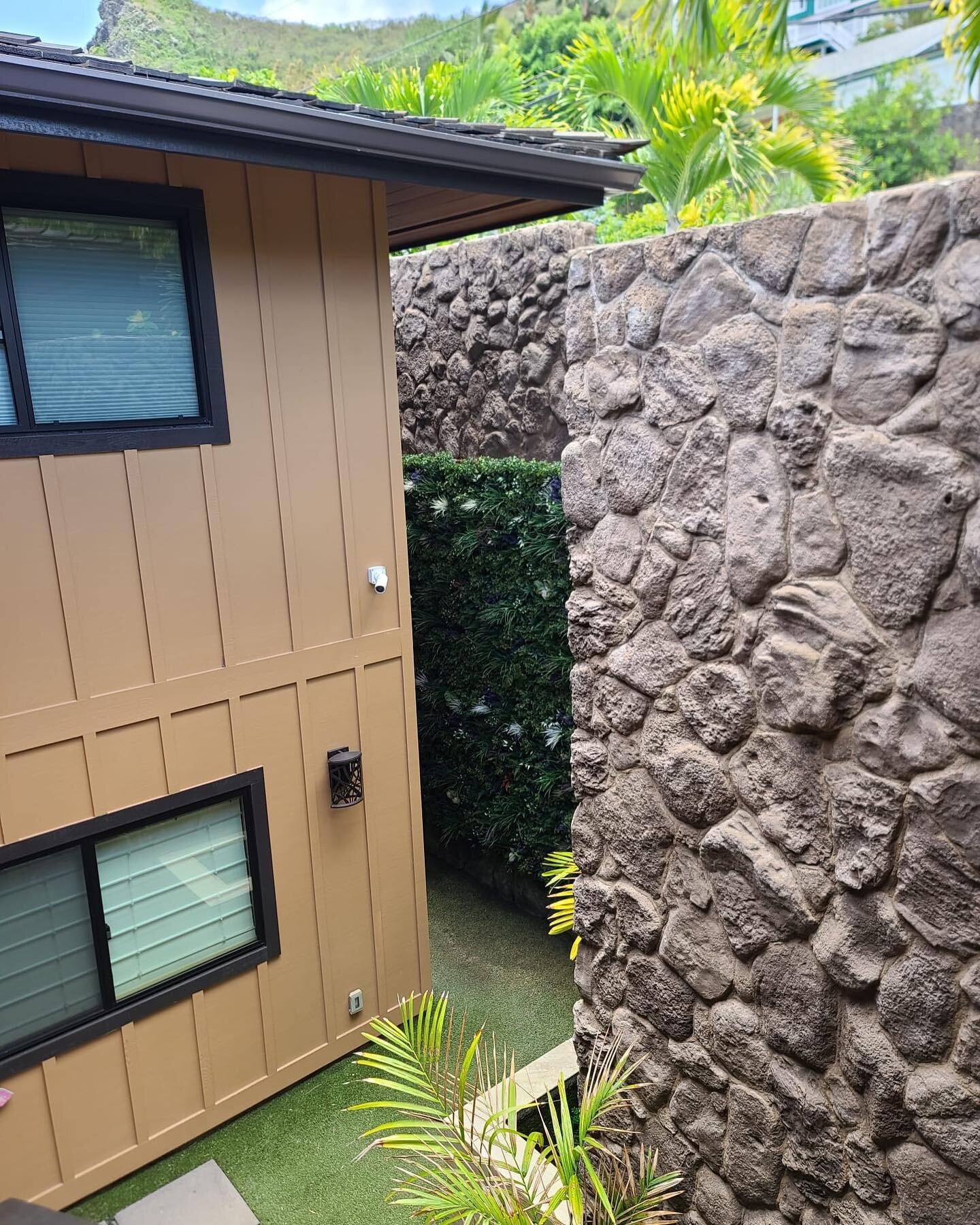 New installation on the windward side, give us a call if you have a dull area you wish to brighten up 💐#calicogreens #artificialgreenwall 
#SYNlawnOahu #Hawaiilandscaping #SyntheticTurf #ArtificialGrass #SynLawn #lifetimewarranty #biobasedproducts #