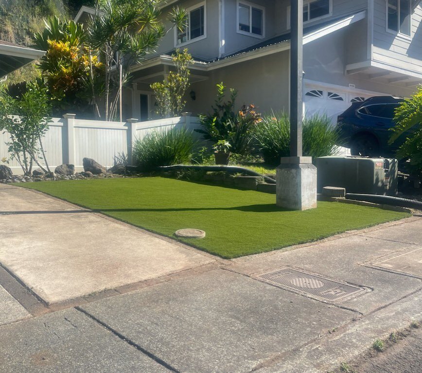 One front yard at a time 🙌🏽 #5931864 #SYNlawnOahu#hawaiilandscaping #SyntheticTurf #ArtificialGrass #Turf #Grass #SynLawn #lifetimewarranty #biobasedproducts #savewater #savetime #getyourweekendsback #alohaeveryday