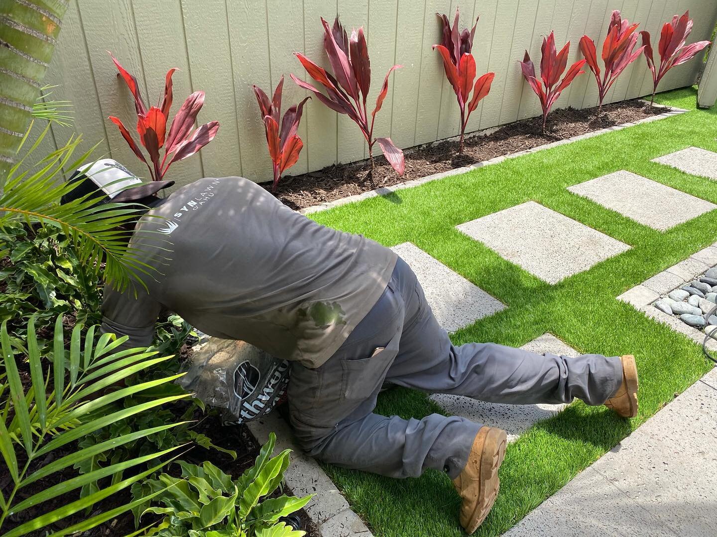 Finishing touches 🧩 #5931864 #SYNlawnOahu#hawaiilandscaping #SyntheticTurf #ArtificialGrass #Turf #Grass #SynLawn #lifetimewarranty #biobasedproducts #savewater #savetime #getyourweekendsback #alohaeveryday