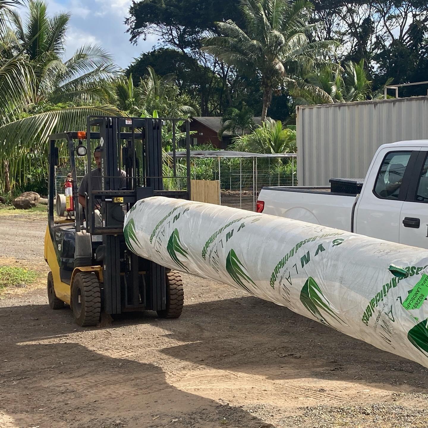 We&rsquo;re on the move this morning, if you want your lawn maintenance/watering cost to go away - call and let us show what we can do 💵 #5931864 #SYNlawnOahu#hawaiilandscaping #SyntheticTurf #ArtificialGrass #Turf #Grass #SynLawn #lifetimewarranty 