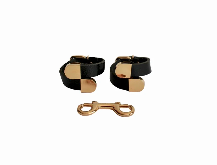 SHIRLEY HANDCUFFS ING.jpg