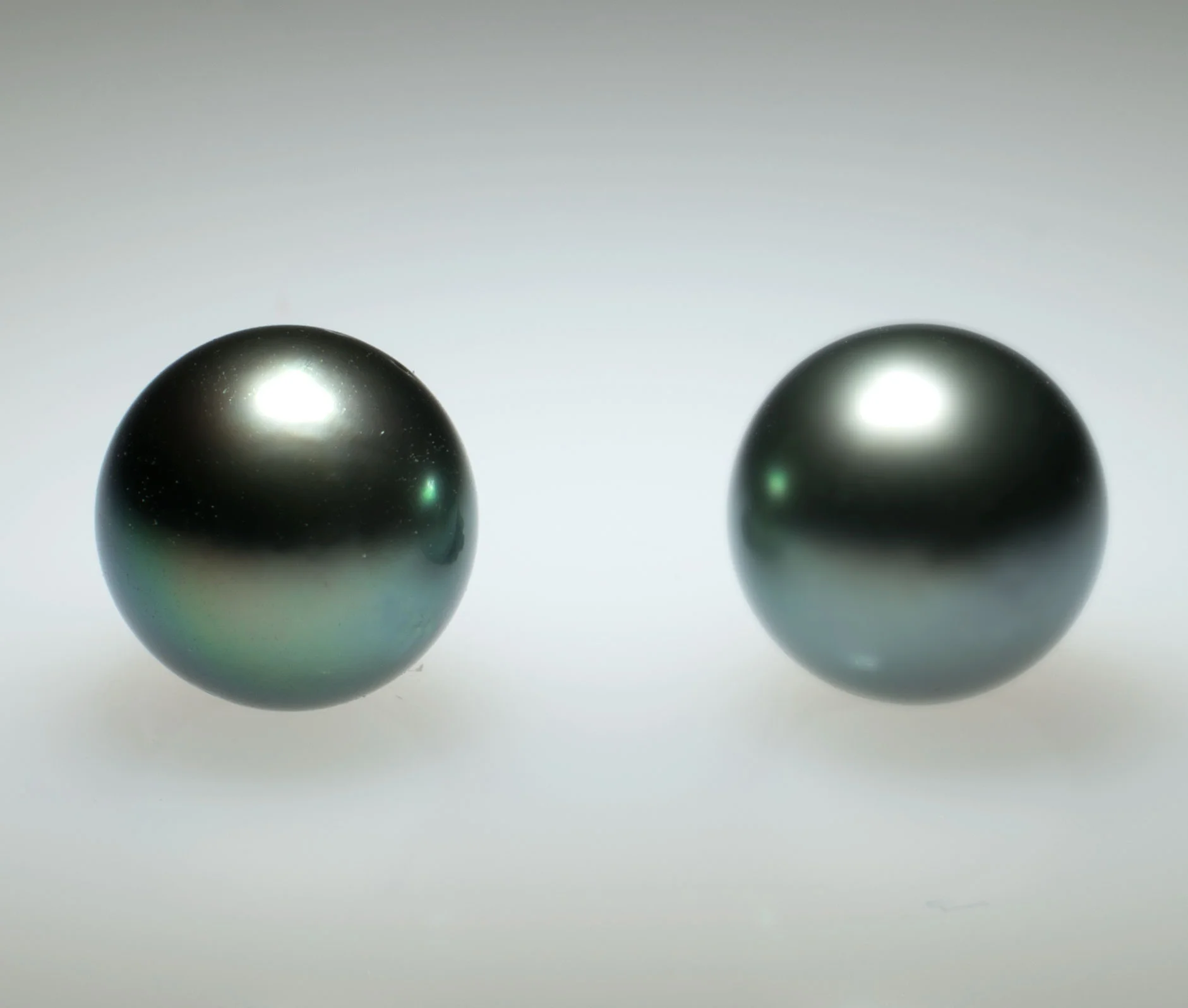 Links sehen sie eine qualitativ hochstehende Perle. Rechts sehen Sie eine Perle minderer Qualtät.