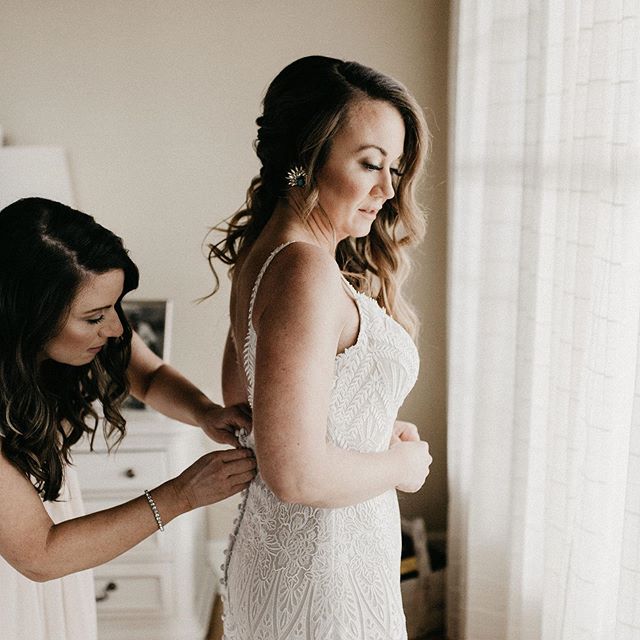 This year seems to be the year of the &lsquo;natural makeup&rsquo; bride, at least for myself and the @powdermepretty team. Which I am loving, by the way! Are you choosing the natural makeup look for your wedding day? 🙋&zwj;♀️ Gorgeous photo by @she