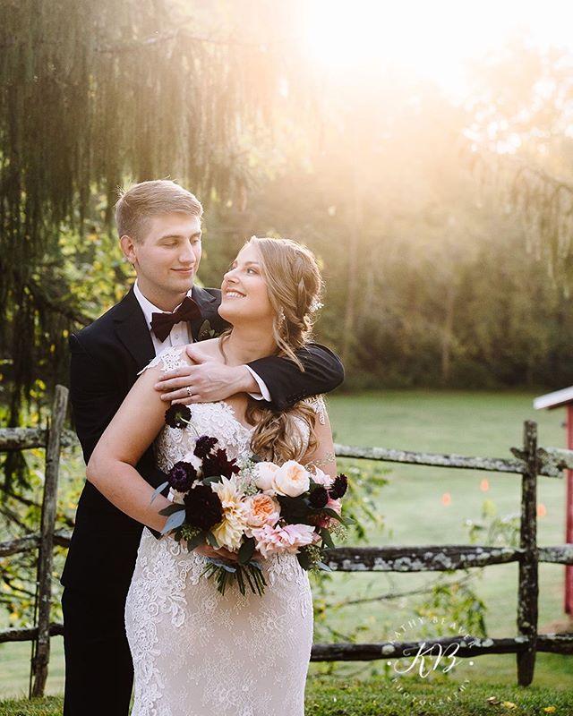 Weekday brides are always a good idea. 🙌🏽 And bonus, we got to team up with some of our favorites to give Lauren the intimate fall wedding she was dreaming of! 🧡
Makeup by Joanna &amp; Hair by Hannah