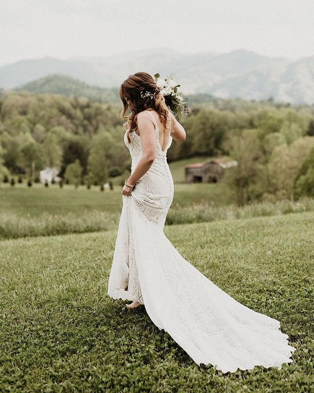 Give us all the intimate weddings at one of our favorite venues (@theridgeavl) with one of our favorite photographers (@sheilanoltphotography). Seriously, our favorite kind of day. 🖤